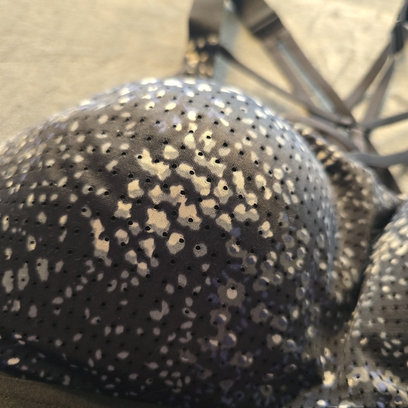 Victoria's Secret Lightweight Sports Bra Size 36 DD - Picture 2 of 11
